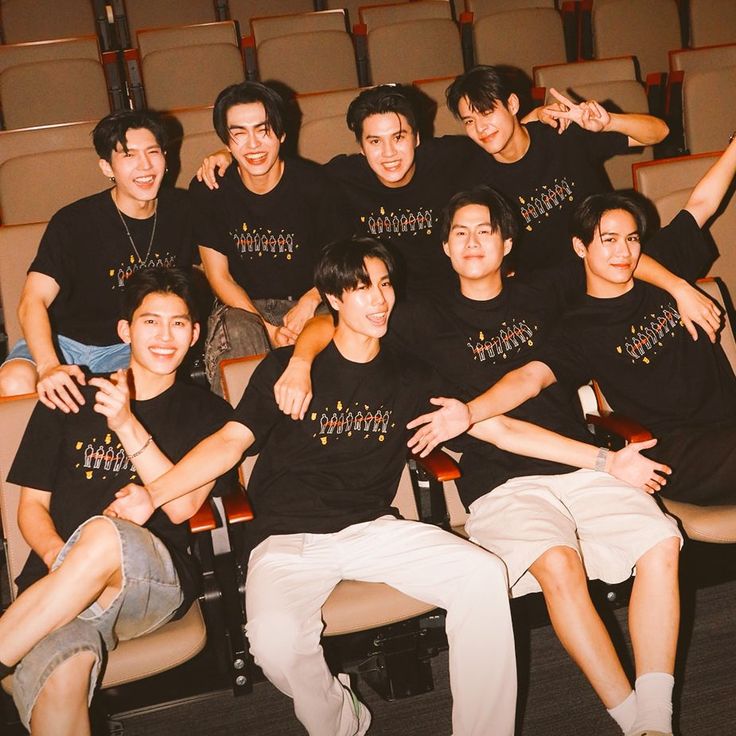 Sekelompok artis muda Thailand berpakaian kaus hitam
             serasi duduk dan berdiri di barisan kursi bioskop,
             tersenyum dan berpose santai penuh keakraban